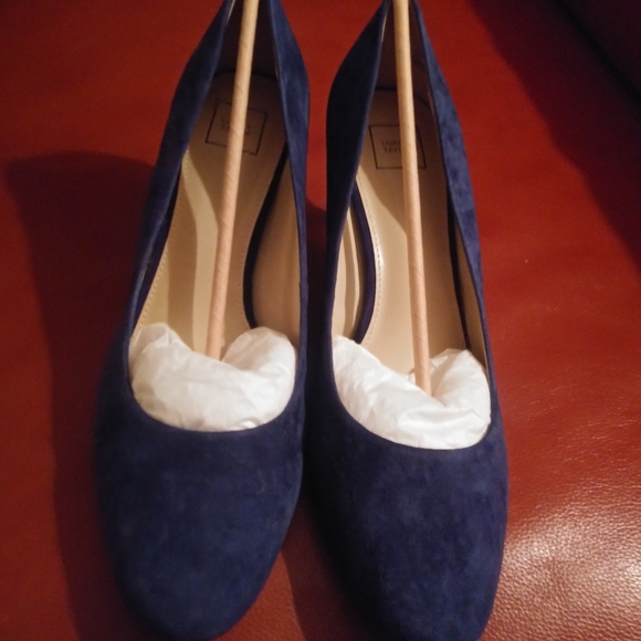 Lord & Taylor Beautiful Blue Suede Pumps - Picture 5 of 8